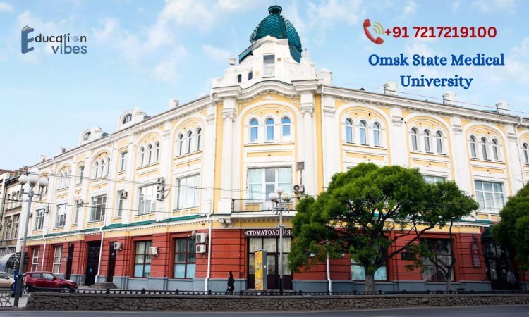 What extracurricular activities and student organizations are available at Omsk State Medical University?