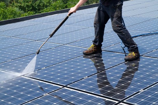 Which Is Better for You, Do-It-Yourself or Professional Solar Panel Cleaning?